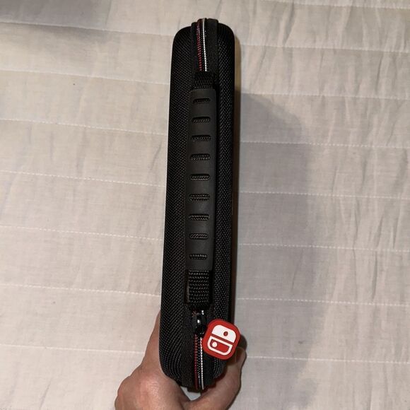 Nintendo Switch Black Deluxe Zip Around Hardshell Travel Case - Picture 6 of 12